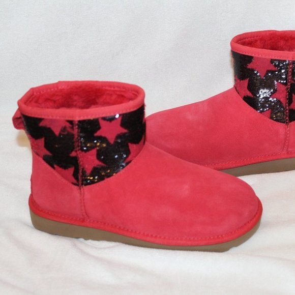 NIB‎ UGG WOMEN'S CLASSIC MINI SEQUIN STARS SUEDE SHEARLING BOOTS RED BLACK - Picture 3 of 7